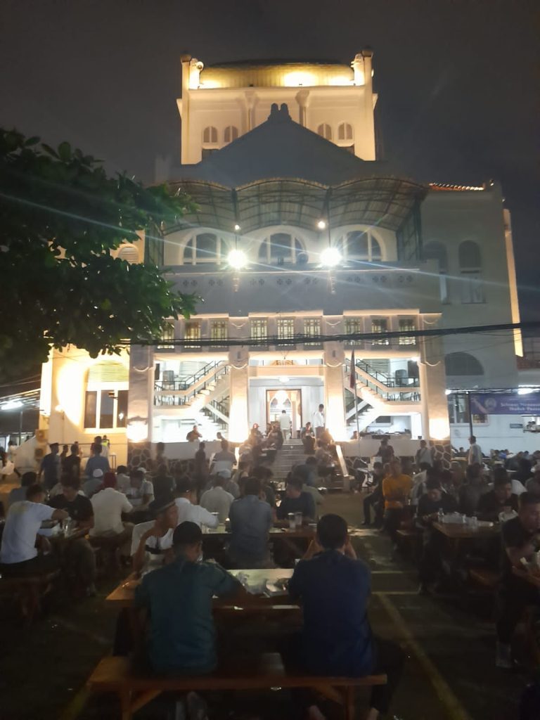 Suasana buka puasa perdana di Masjid Cut Meutia Jakarta Pusat Ramadan 1448 H