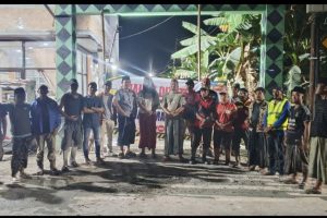 Warga di lokasi pembangunan jalan swadaya 800 meter di Tanggumong, Tambangan dan Gurdibih, Sampang