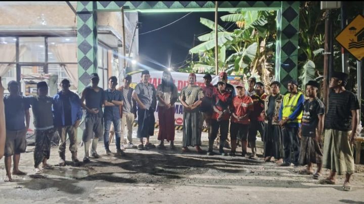 Warga di lokasi pembangunan jalan swadaya 800 meter di Tanggumong, Tambangan dan Gurdibih, Sampang