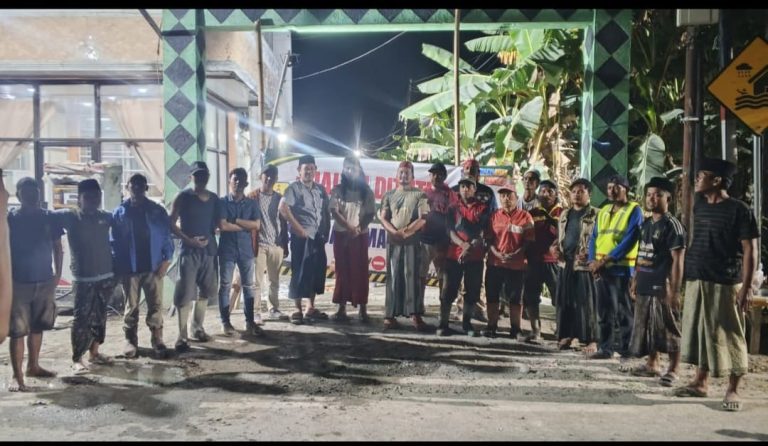 Warga di lokasi pembangunan jalan swadaya 800 meter di Tanggumong, Tambangan dan Gurdibih, Sampang