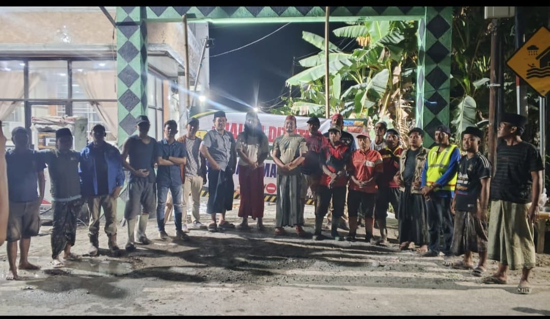 Warga di lokasi pembangunan jalan swadaya 800 meter di Tanggumong, Tambangan dan Gurdibih, Sampang