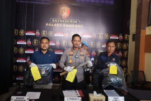 Kapolres Sampang bersama jajaran menunjukkan parang dan barang bukti dalam konferensi pers perkara dugaan pembunuhan