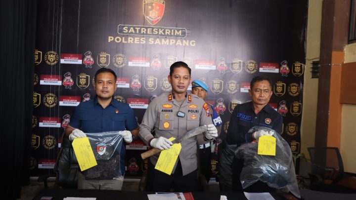 Kapolres Sampang bersama jajaran menunjukkan parang dan barang bukti dalam konferensi pers perkara dugaan pembunuhan