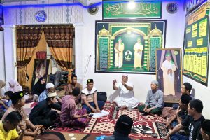 Peserta Majelis Raudhatul Jannah Cabang Morowali duduk bersama dalam musyawarah pembentukan pengurus.