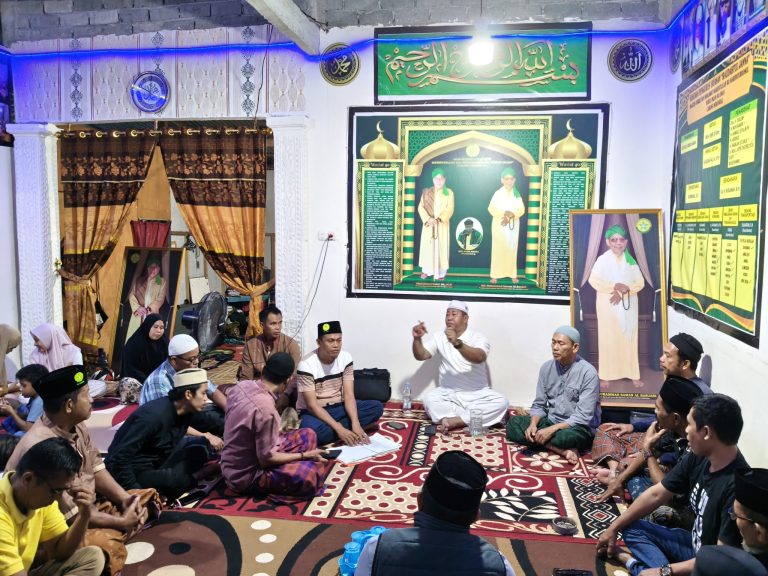 Peserta Majelis Raudhatul Jannah Cabang Morowali duduk bersama dalam musyawarah pembentukan pengurus.