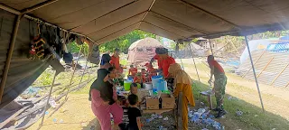 Personel Yonif 721/Makkasau membantu warga membersihkan puing rumah pascabencana angin puting beliung di Kelurahan Lanrisang, Kabupaten Pinrang.