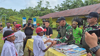 Satgas Yonif 643 Wns membagikan makan bergizi gratis kepada siswa SD YPPK Wembi Papua