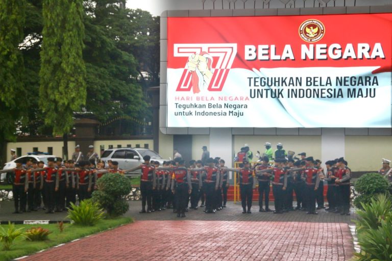 Kapolda Sulawesi Selatan memimpin upacara pemberian penghargaan dan PTDH di Mapolda Sulsel