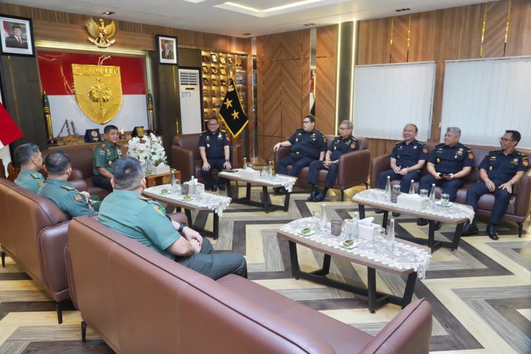Pangdam XIV/Hasanuddin Mayjen TNI Bangun Nawoko menerima kunjungan Kepala Kanwil Bea Cukai Sulbagsel di Makodam XIV Hasanuddin Makassar