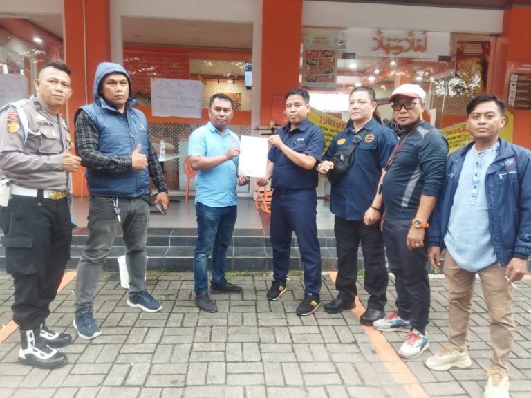 Aksi damai Serikat Pekerja NIBA–KSPSI Sulawesi Selatan di depan ALMAZ Fried Chicken Makassar