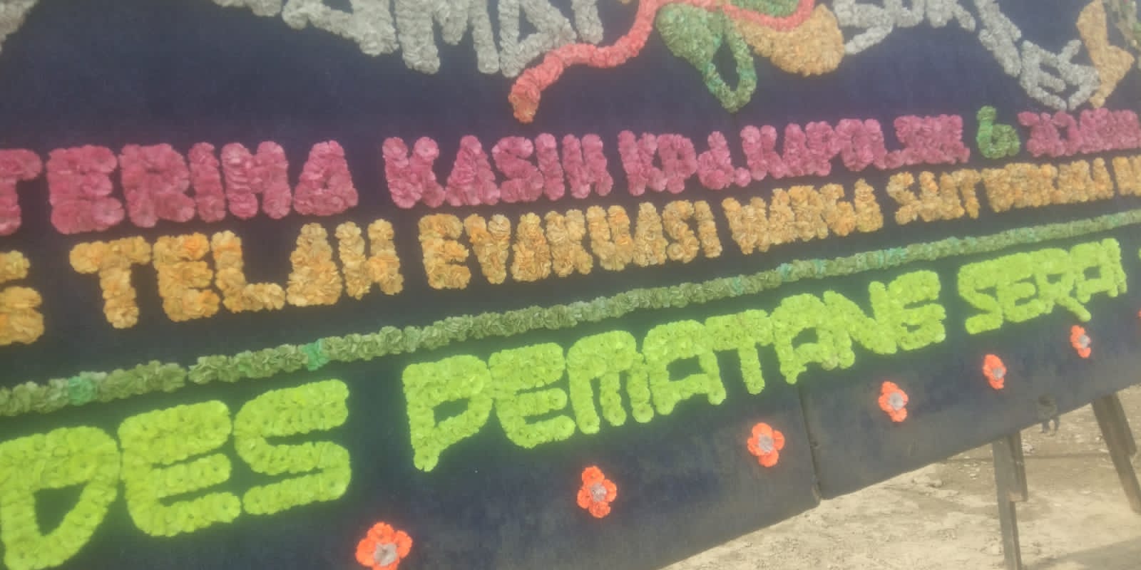 Personel Polsek Tanjung Pura membantu warga terdampak banjir di Kabupaten Langkat