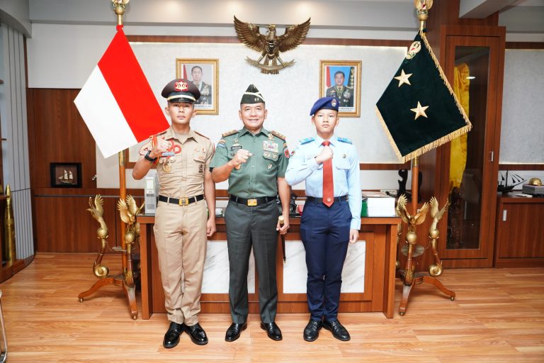 Pangdam XIV Hasanuddin menerima kunjungan Taruna Akmil dan siswa SMA Taruna Nusantara di Makodam Hasanuddin
