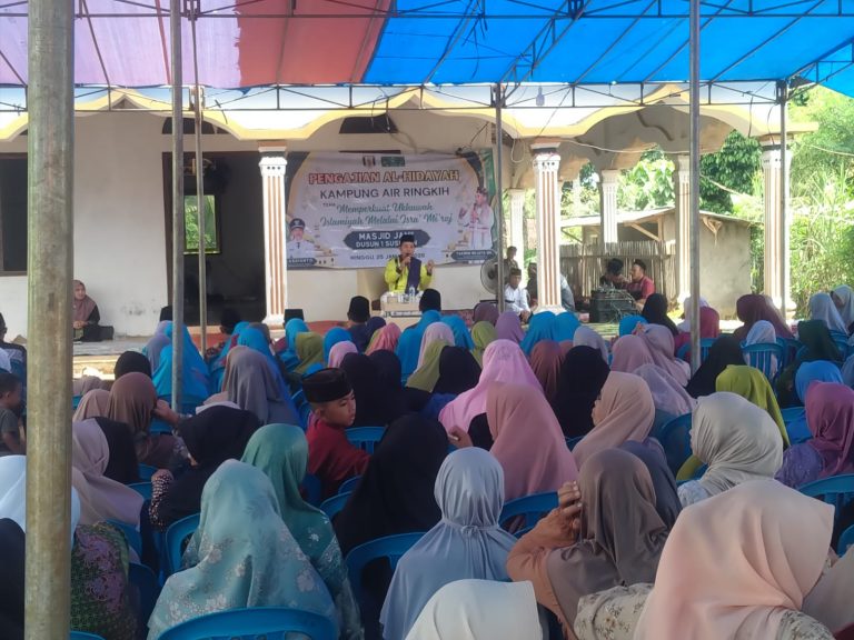 Pengajian peringatan Isra Mikraj Nabi Muhammad SAW yang digelar warga Kampung Air Ringkih, Kecamatan Rebang Tangkas, Kabupaten Way Kanan, dihadiri aparatur kampung dan masyarakat setempat.