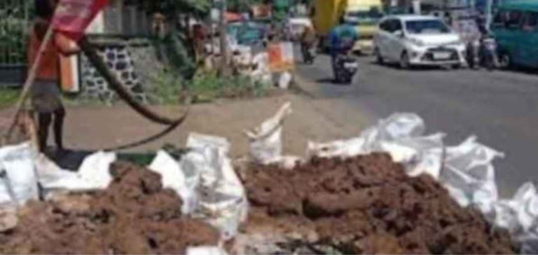 Proyek pemasangan jaringan pipa air bersih PDAM Tirta Jaya Mandiri di Cibadak dan Parungkuda Kabupaten Sukabumi