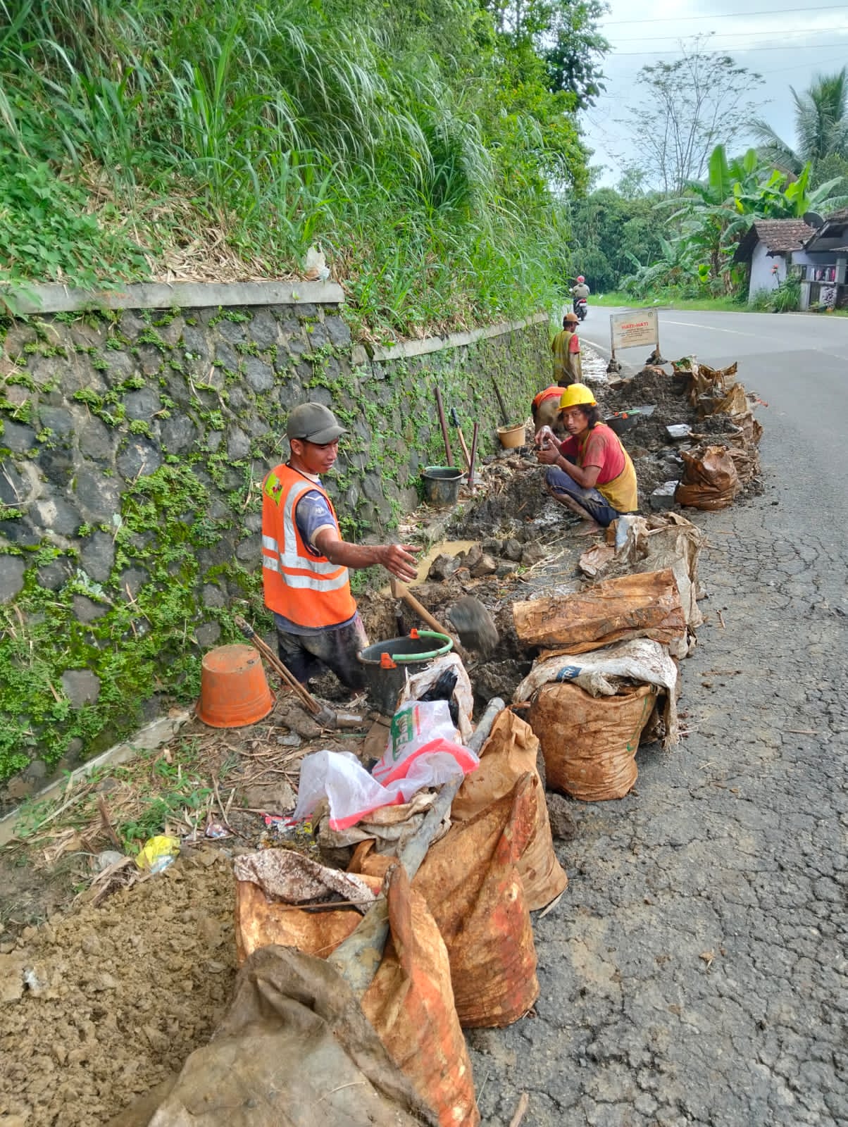 Pemasangan jaringan pipa air bersih Perumda Tirta Jaya Mandiri di Cibadak Kabupaten Sukabumi 2026