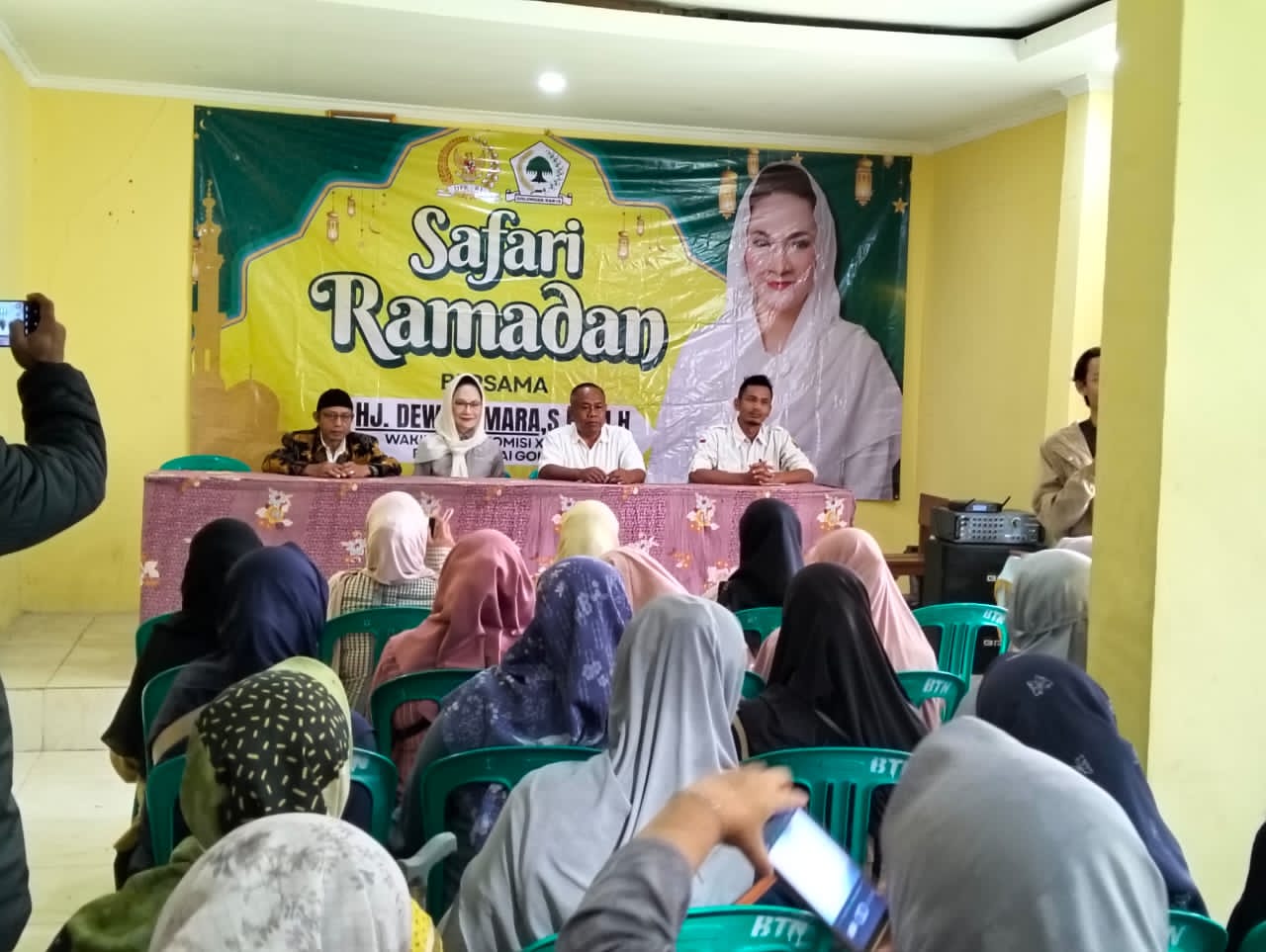 Safari Ramadan Dewi Asmara Wakil Ketua Komisi XIII DPR RI membagikan sembako kepada warga Desa Batu Nunggal Cibadak Sukabumi