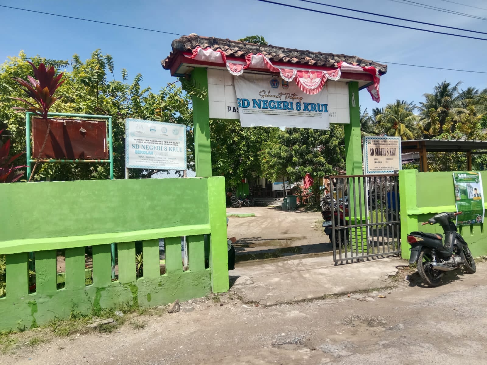 kondisi pintu jebol dan plafon menganga di sdn 8 pesisir tengah pesisir barat lampung menjadi sorotan terkait keamanan fasilitas sekolah