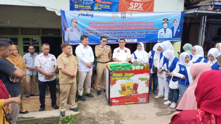 Polsek Banjit bersama masyarakat mengamankan upacara Melasti di Bali Sadhar Utara Way Kanan.