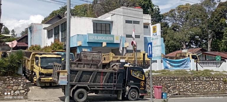 Pengusaha dan sopir dump truck Gayo Lues mendatangi kantor PLN ULP Blangkejeren mempertanyakan pembayaran ongkos angkut BBM.