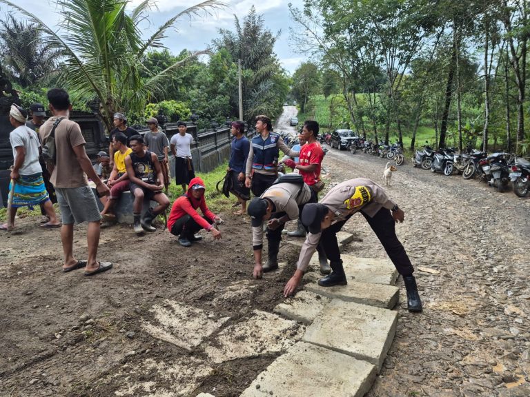 Kegiatan gotong royong dan pengamanan upacara Melasti di Pura Melasti Bali Sadhar Utara Kecamatan Banjit Way Kanan Lampung
