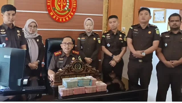 Penyerahan tersangka kasus dugaan korupsi BSPS 2023 oleh Kejari Way Kanan Lampung