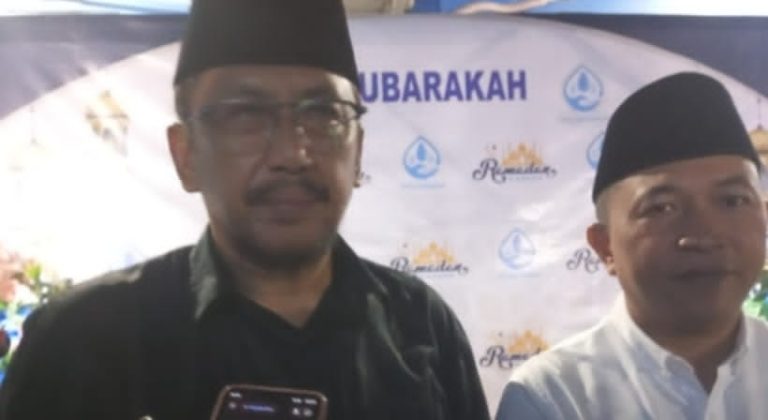 Bakti sosial Perumda Tirta Jaya Mandiri Sukabumi menyalurkan bantuan sembako kepada masyarakat.