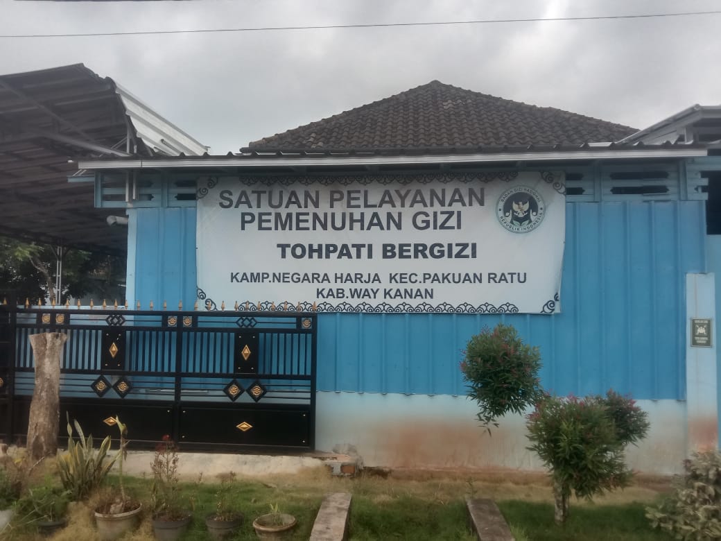 Kunjungan tim media ke kantor SPPG Tohpati Bergizi di Pakuan Ratu Way Kanan untuk koordinasi program pelayanan gizi.