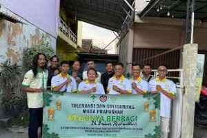 Pemuda dan umat Katolik Way Kanan berbagi takjil di Baradatu sebagai wujud toleransi antarumat beragama Ramadan 2026