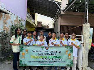 Pemuda dan umat Katolik Way Kanan berbagi takjil di Baradatu sebagai wujud toleransi antarumat beragama Ramadan 2026