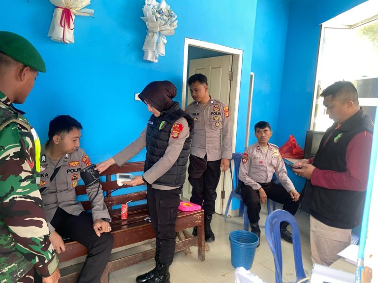 Layanan kesehatan Sidokkes Polres Way Kanan di Pos Pam Operasi Ketupat Krakatau 2026