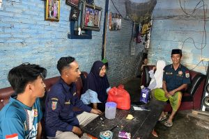 Karang Taruna Negeri Agung Way Kanan membagikan sembako kepada warga di Kampung Tanjung Rejo saat Ramadan 2026