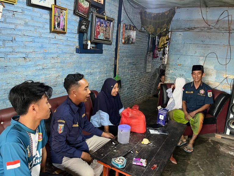 Karang Taruna Negeri Agung Way Kanan membagikan sembako kepada warga di Kampung Tanjung Rejo saat Ramadan 2026