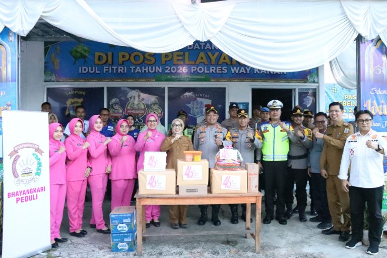 Kapolres Way Kanan bersama Bupati meninjau pos pengamanan mudik Lebaran 1447 H di Jalinteng Sumatera