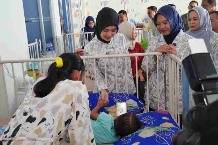 Wagub Lampung Jihan Nurlela saat bakti sosial pasien kanker di RSUD Abdul Moeloek