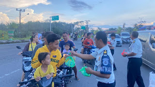 Petugas Lapas Way Kanan membagikan takjil kepada masyarakat di Bundaran Ryacudu