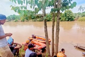 Tim gabungan melakukan pencarian dua warga yang diduga terseret arus Sungai Way Umpu di Way Kanan