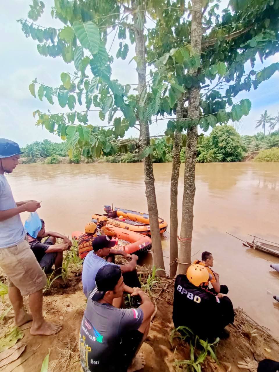Tim gabungan melakukan pencarian dua warga yang diduga terseret arus Sungai Way Umpu di Way Kanan