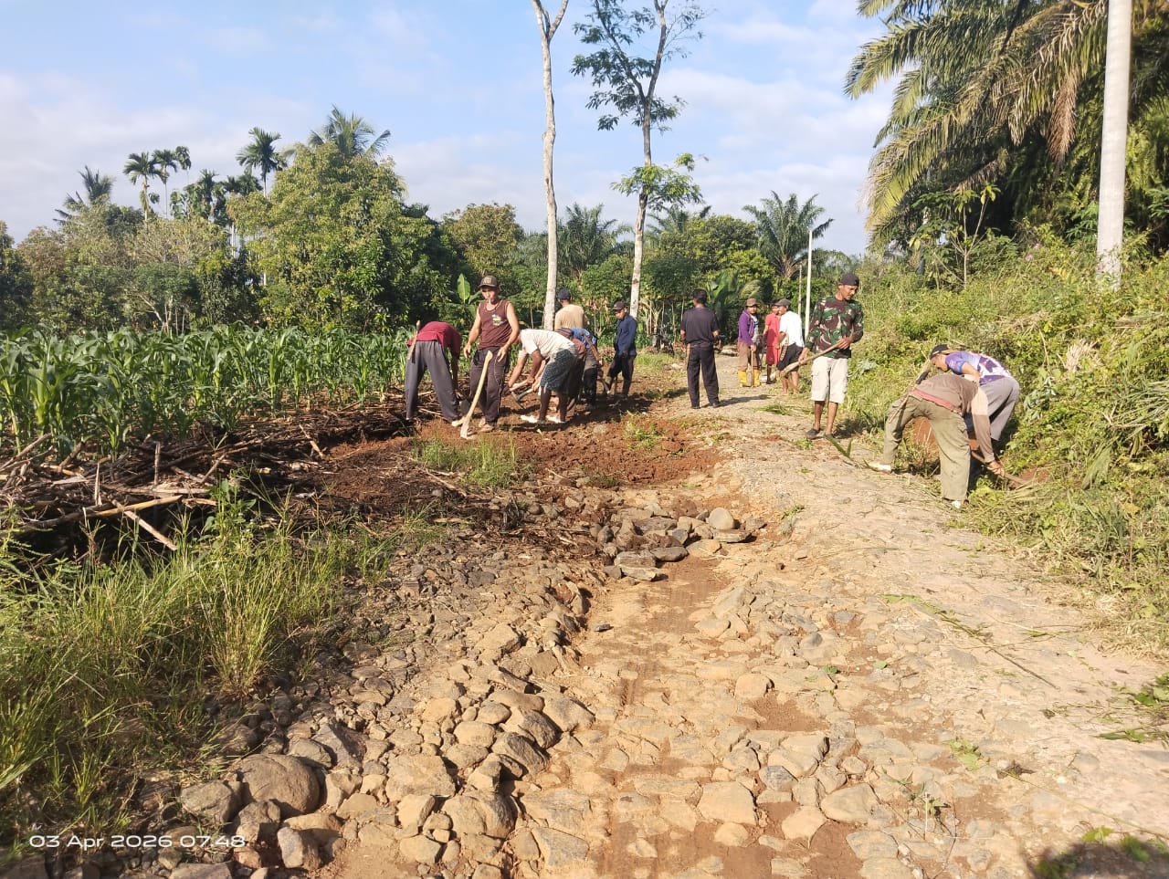 Warga gotong royong timbun jalan desa Kampung Kemu Banjit Way Kanan