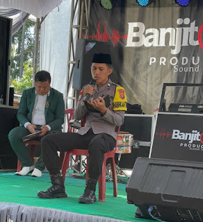 Brigpol Fajar Rizky membaca Al-Qur’an di resepsi pernikahan warga Rantau Temiang Way Kanan