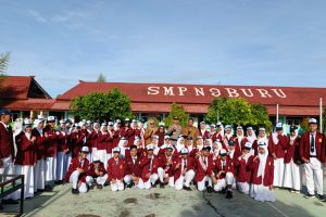 Kapolsek Namlea berfoto bersama guru dan pelajar SMP Negeri 9 Buru usai kegiatan Tabaos Kamtibmas