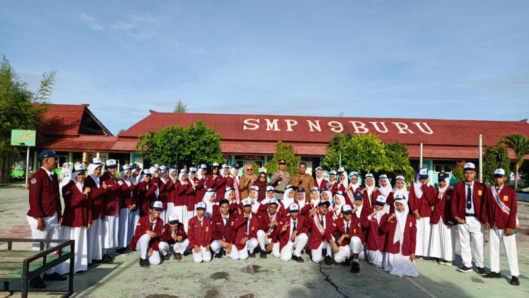 Kapolsek Namlea berfoto bersama guru dan pelajar SMP Negeri 9 Buru usai kegiatan Tabaos Kamtibmas