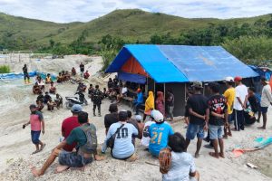 Danpos Yonif 865 Satria Manewata mengimbau masyarakat dan penambang mematuhi aturan di kawasan Gunung Botak Kabupaten Buru