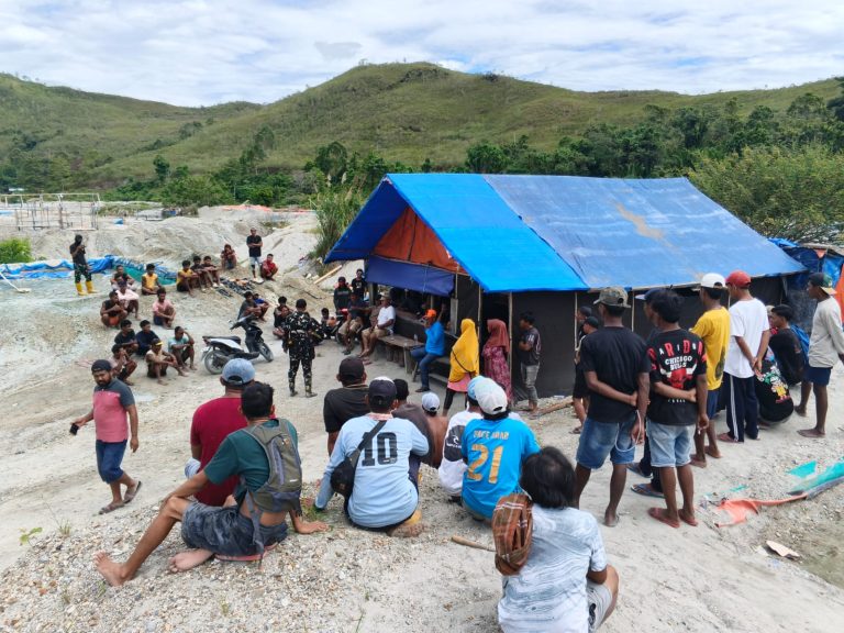 Danpos Yonif 865 Satria Manewata mengimbau masyarakat dan penambang mematuhi aturan di kawasan Gunung Botak Kabupaten Buru