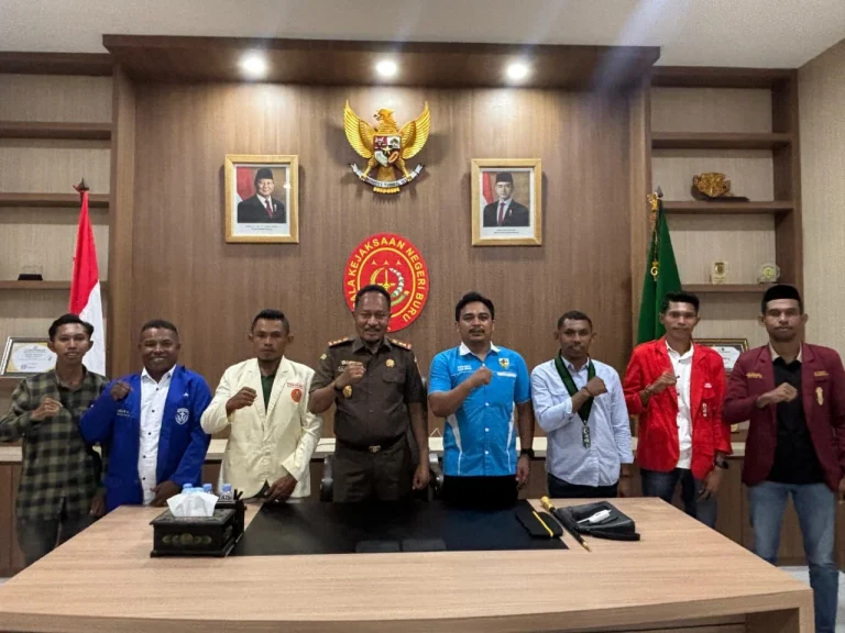 Pertemuan Kejari Buru bersama organisasi kepemudaan membahas pengelolaan Gunung Botak dan isu strategis Kabupaten Buru