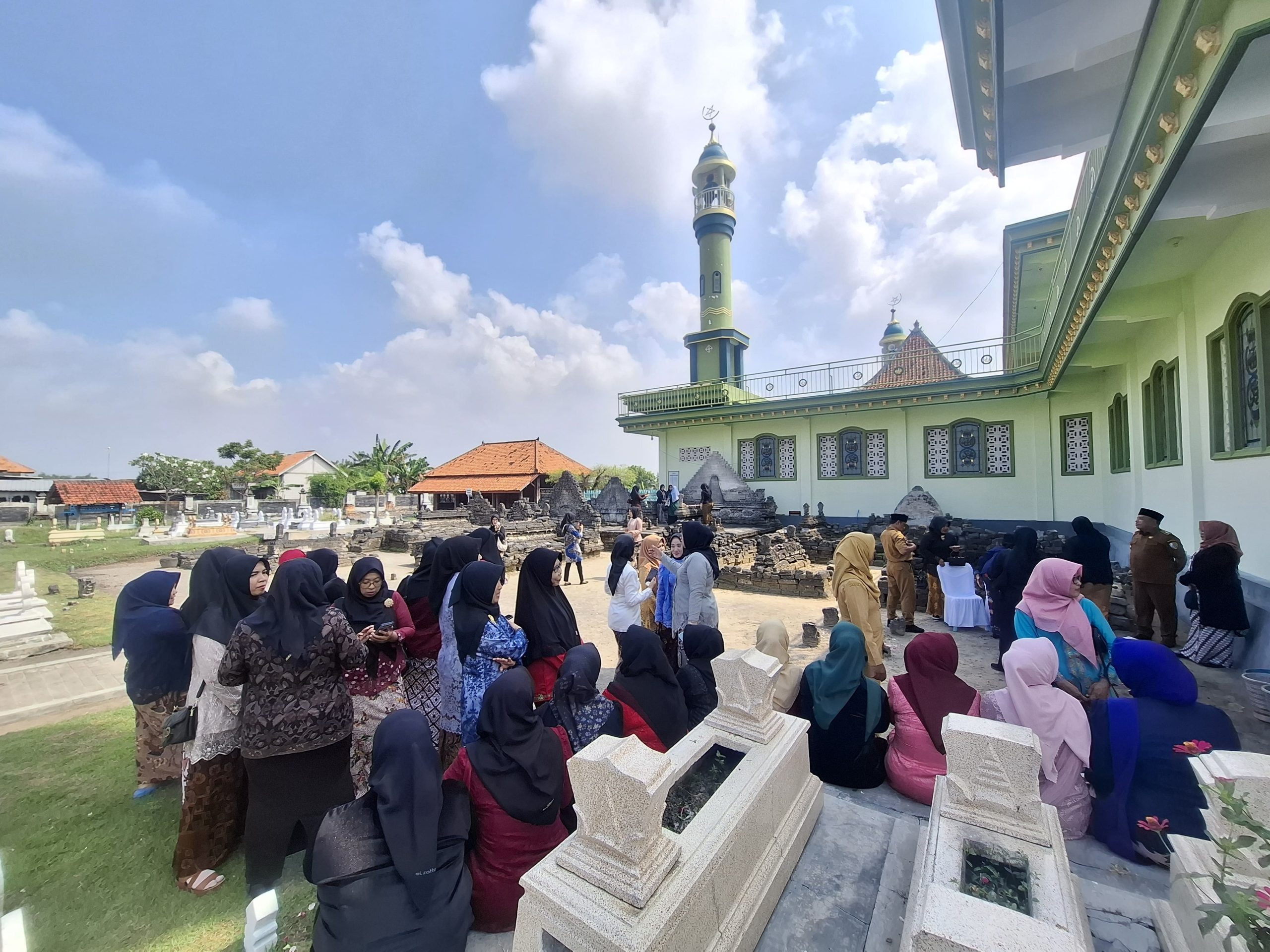 Peringatan Hari Kartini 2026 di Sampang bersama Dharma Wanita dan PKK