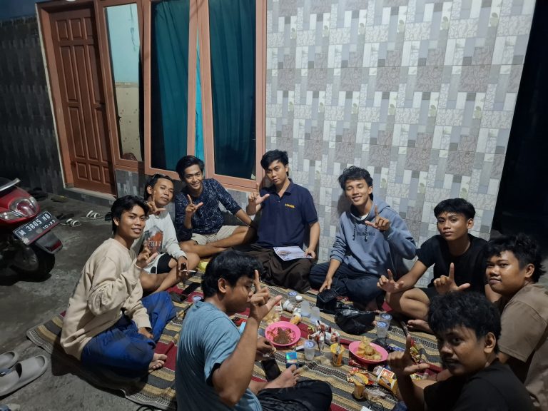 Hairil Anwari bersama aktivis pemuda Sampang usai diskusi sosial dan media