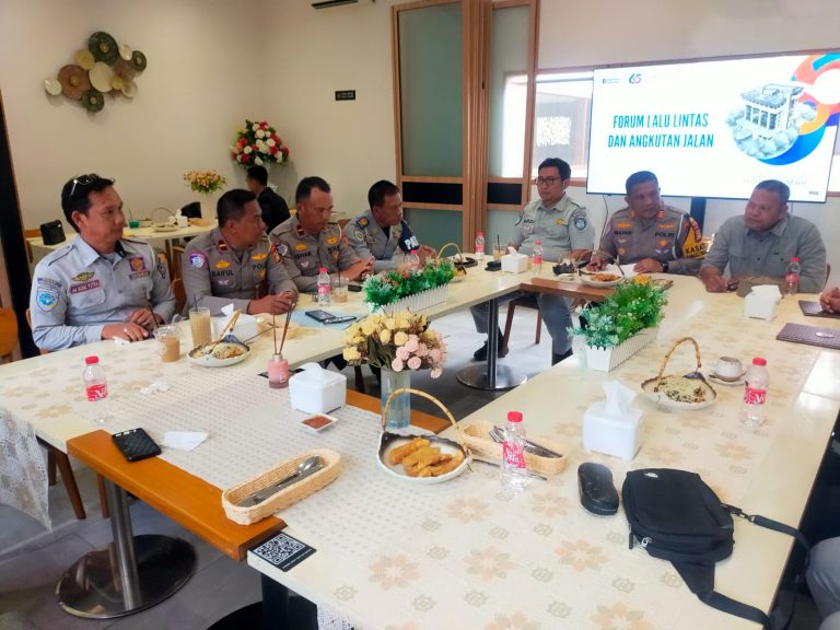 Satlantas Polres Bone bersama Jasa Raharja menggelar Forum Lalu Lintas jelang Operasi Lilin 2025 di Watampone