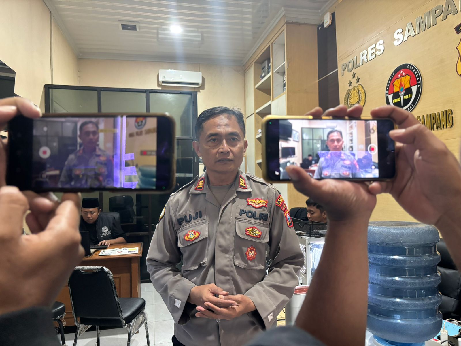 AKP Eko Puji Waluyo memberikan keterangan resmi terkait penanganan kasus narkoba dan penetapan DPO di Polres Sampang