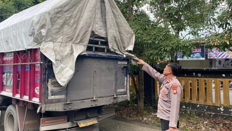 Pengungkapan rokok ilegal oleh Polres Sampang di Camplong saat Operasi Lilin Semeru 2025