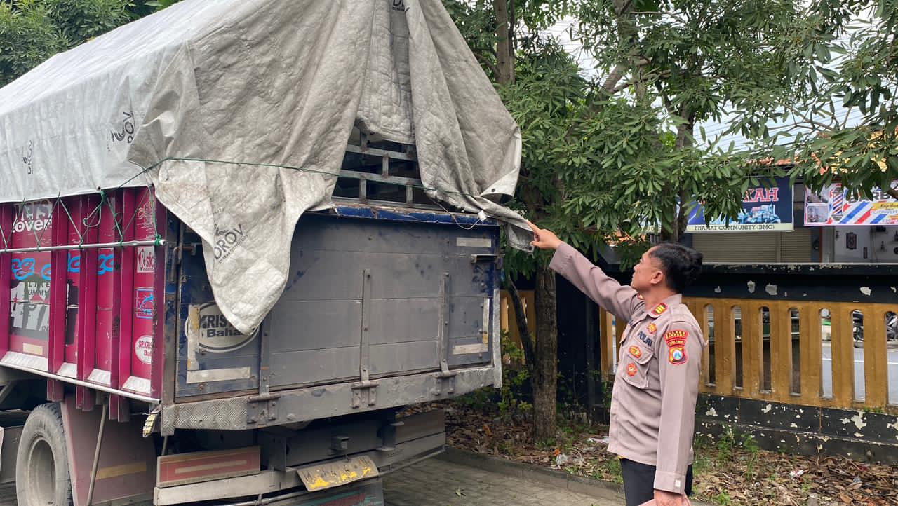 Pengungkapan rokok ilegal oleh Polres Sampang di Camplong saat Operasi Lilin Semeru 2025